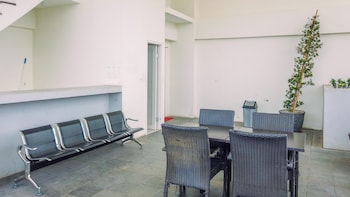 cozy stay 2br tamansari mahogany apartment