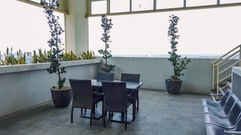 cozy stay 2br tamansari mahogany apartment