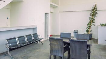 cozy stay 2br tamansari mahogany apartment