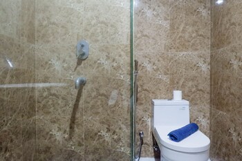 spacious studio room apartment at grand sungkono lagoon