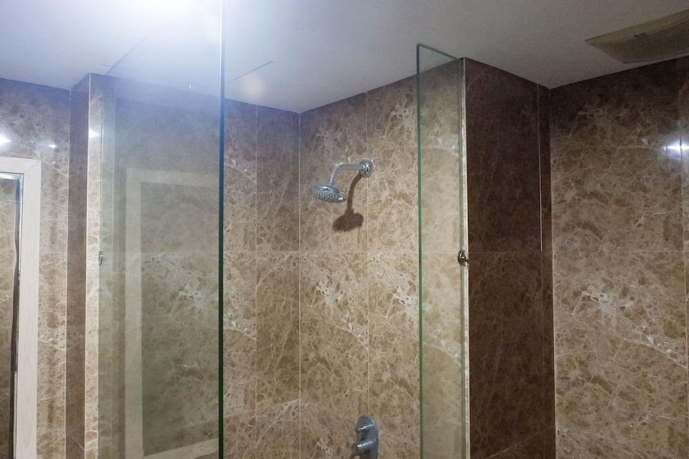 spacious studio room apartment at grand sungkono lagoon