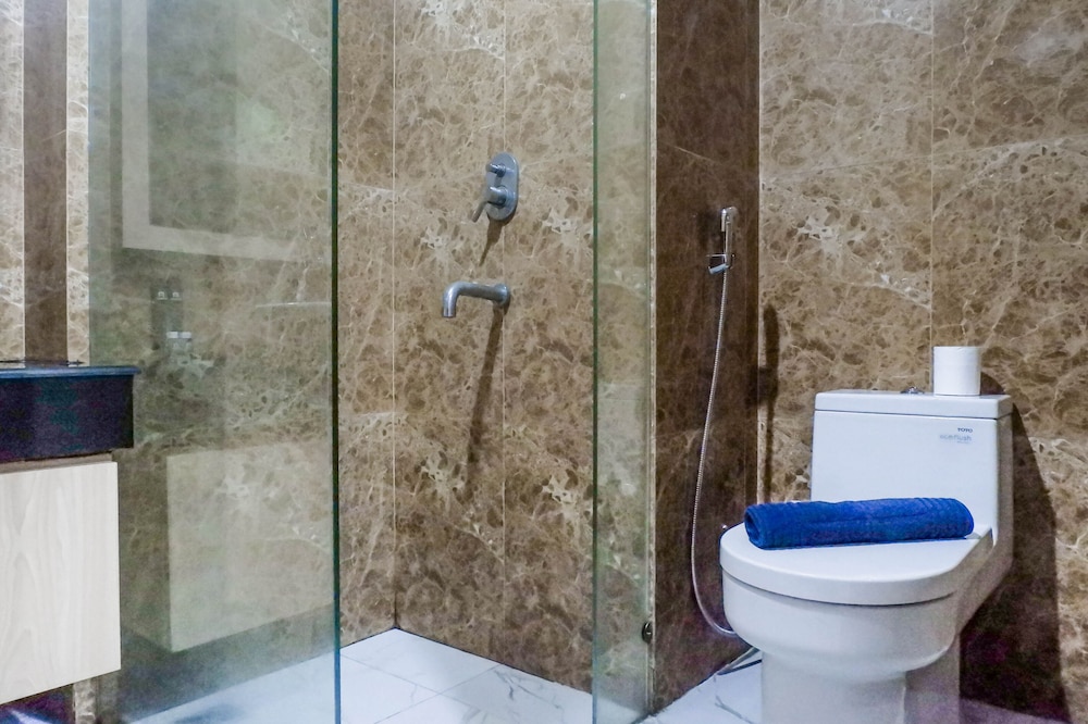 spacious studio room apartment at grand sungkono lagoon