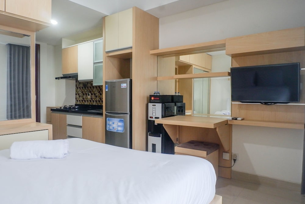 spacious studio room apartment at grand sungkono lagoon