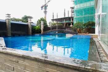 spacious studio room apartment at grand sungkono lagoon