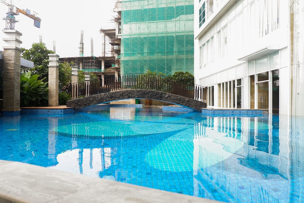 spacious studio room apartment at grand sungkono lagoon