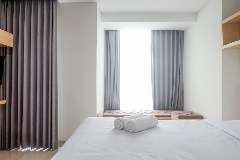 spacious studio room apartment at grand sungkono lagoon