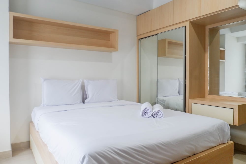 spacious studio room apartment at grand sungkono lagoon