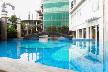 spacious studio room apartment at grand sungkono lagoon