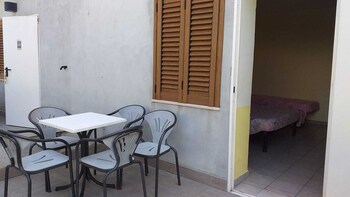 spacious double room a stones throw from the sea