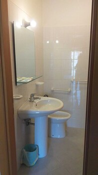 spacious double room a stones throw from the sea