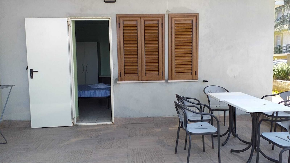 spacious double room a stones throw from the sea
