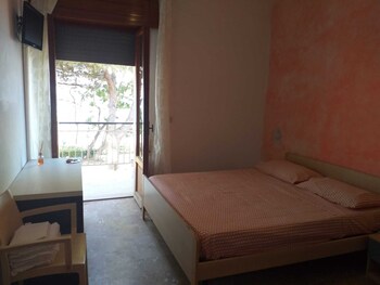 spacious double room a stones throw from the sea