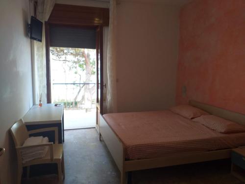 spacious double room a stones throw from the sea