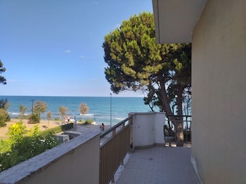 spacious double room by the sea