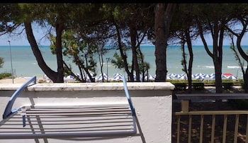 spacious double room by the sea