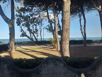 spacious double room by the sea