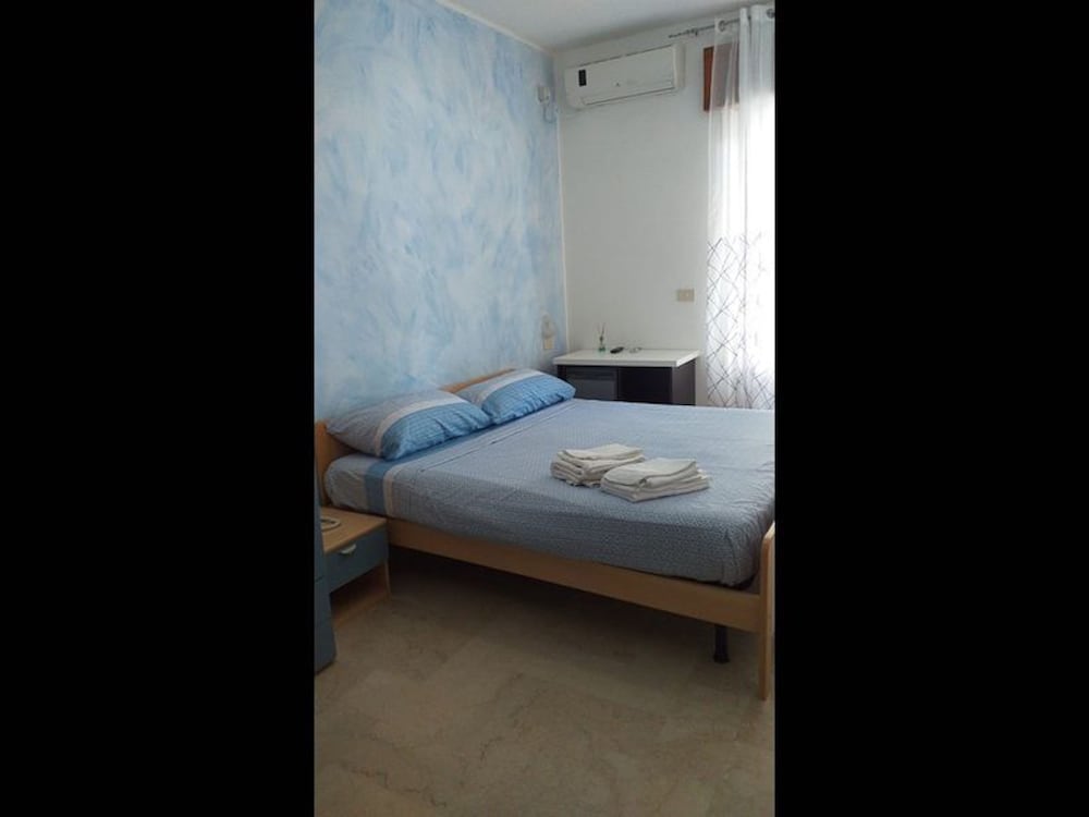 spacious double room by the sea