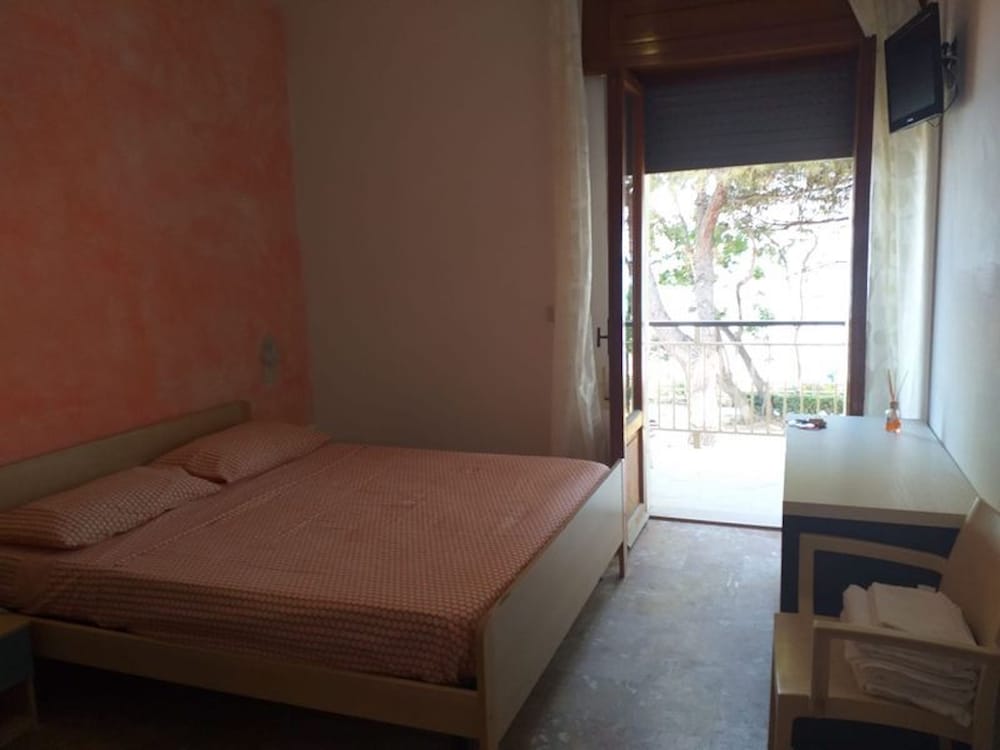 spacious double room by the sea