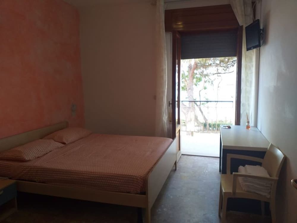 spacious double room by the sea