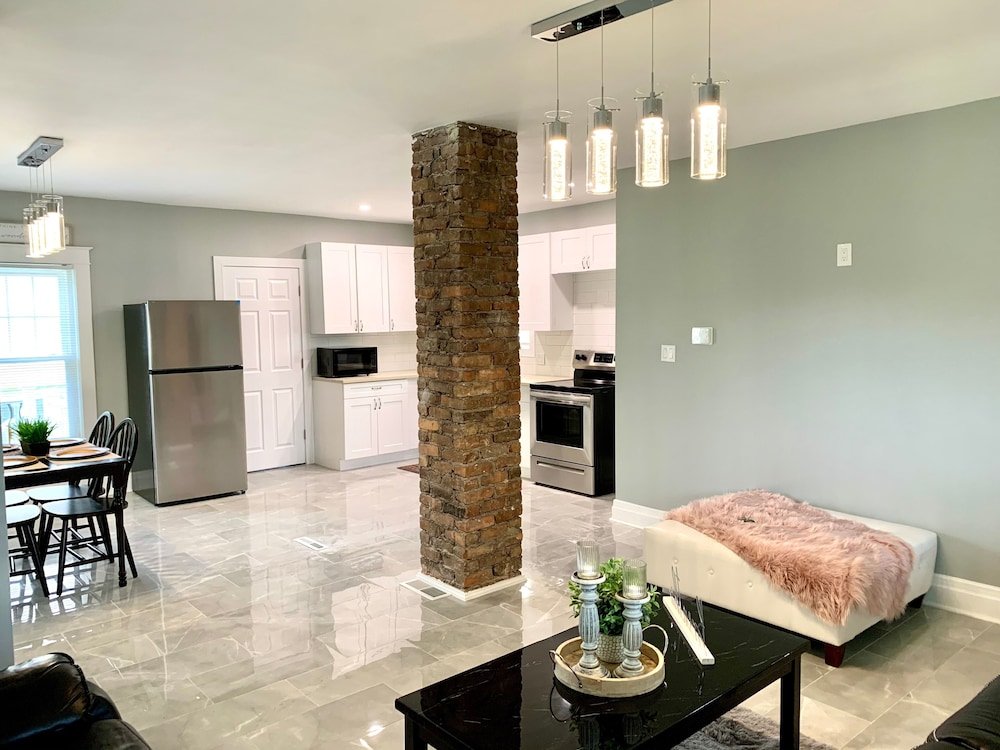The Oakwood Cottage - With Yard & Parking,,3 star