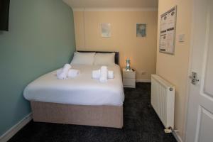 irvine riverside guesthouse by payman club