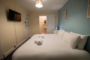 irvine riverside guesthouse by payman club