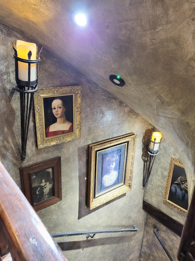 hocus pocus tiny hotel