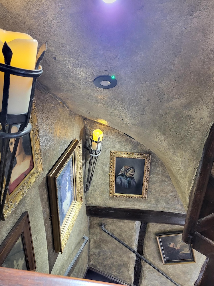 hocus pocus tiny hotel