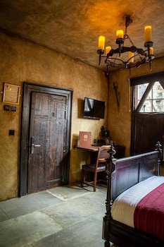 hocus pocus tiny hotel