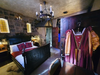hocus pocus tiny hotel