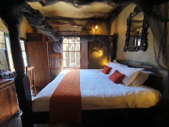hocus pocus tiny hotel