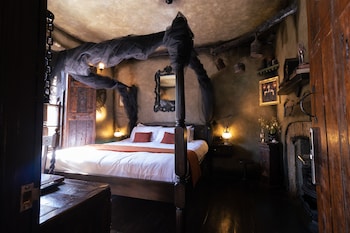 hocus pocus tiny hotel