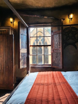 hocus pocus tiny hotel