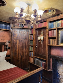 hocus pocus tiny hotel
