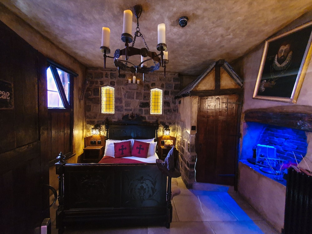 hocus pocus tiny hotel