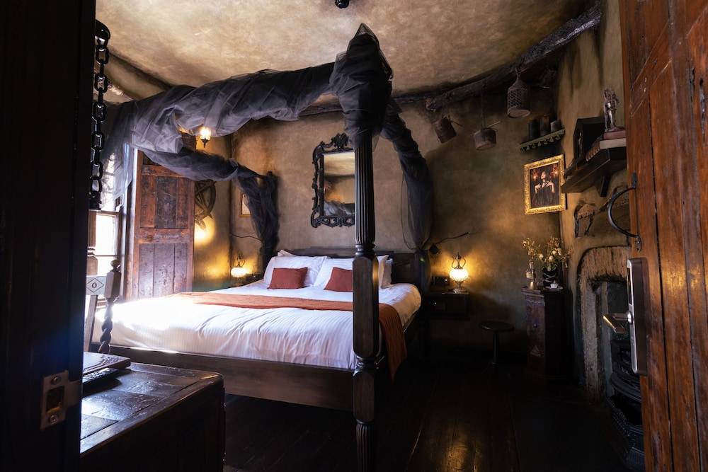hocus pocus tiny hotel