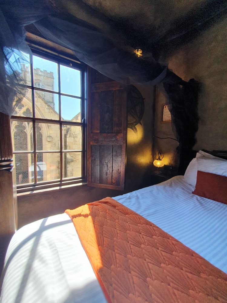 hocus pocus tiny hotel