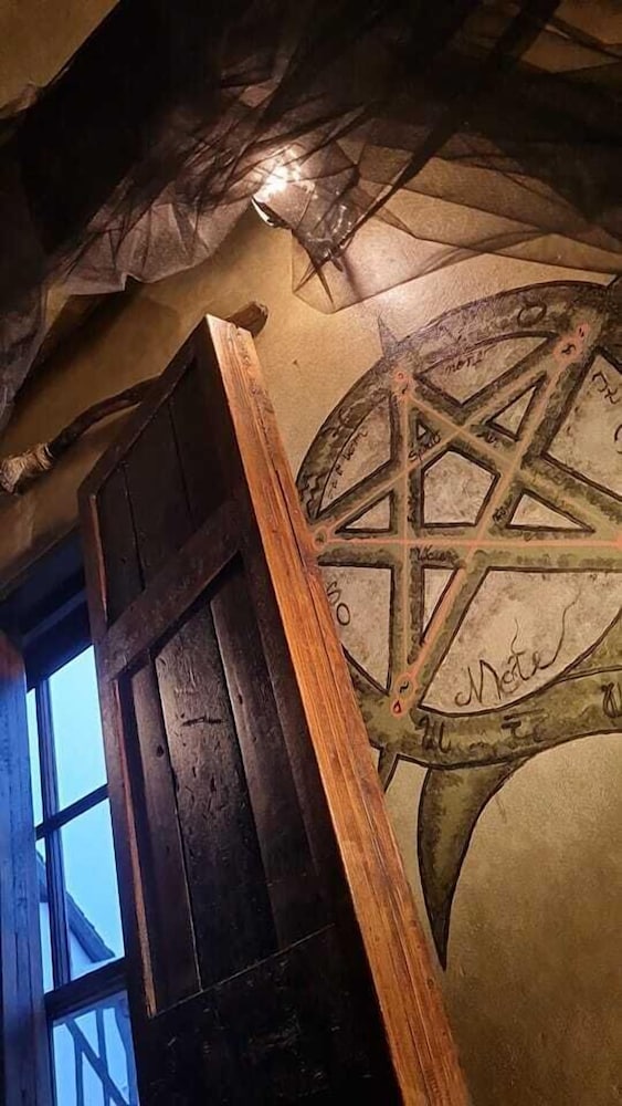 hocus pocus tiny hotel