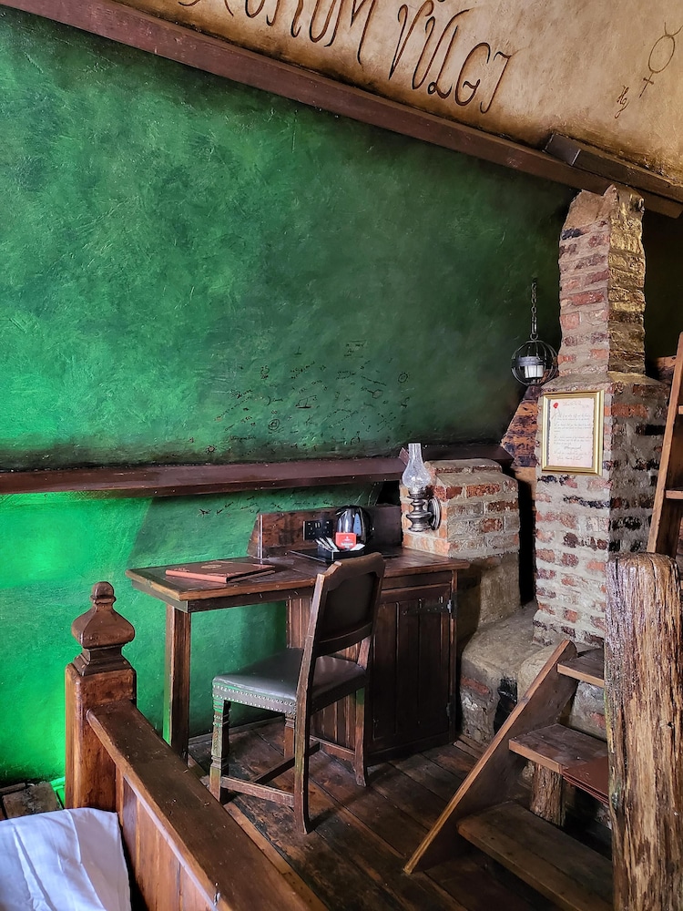 hocus pocus tiny hotel