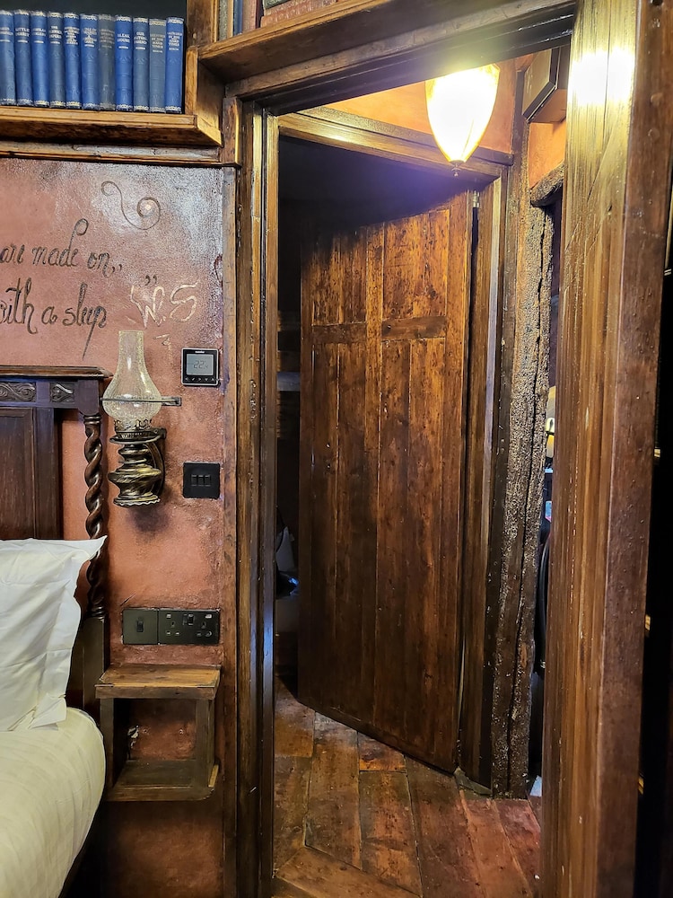 hocus pocus tiny hotel