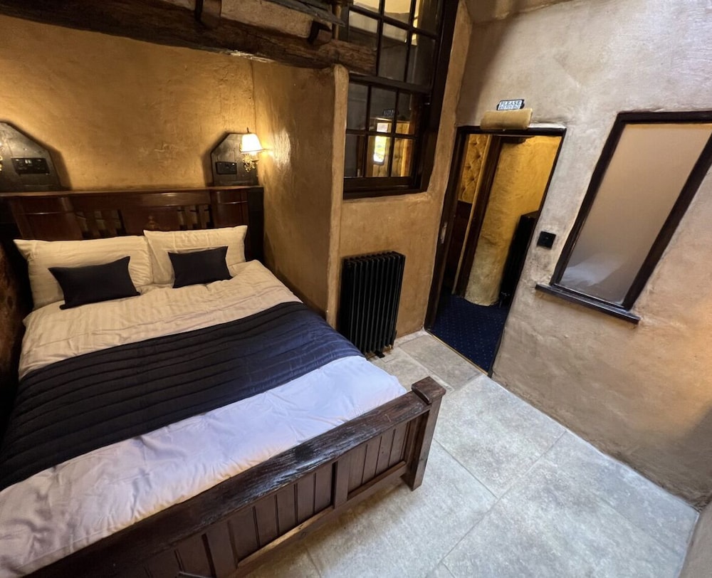 hocus pocus tiny hotel
