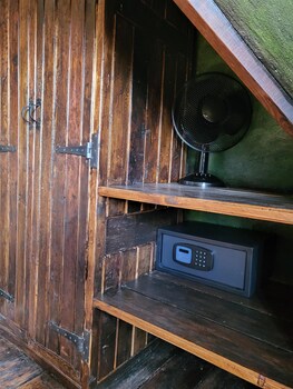 hocus pocus tiny hotel