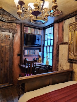 hocus pocus tiny hotel