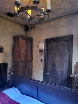 hocus pocus tiny hotel