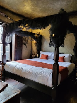 hocus pocus tiny hotel