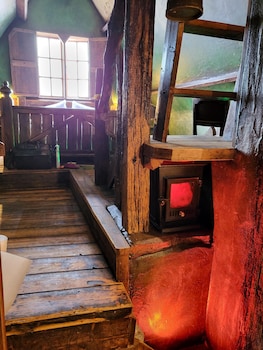 hocus pocus tiny hotel
