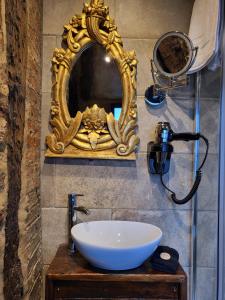 hocus pocus tiny hotel