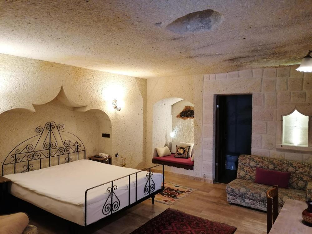 el puente cave hotel