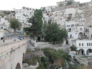 el puente cave hotel
