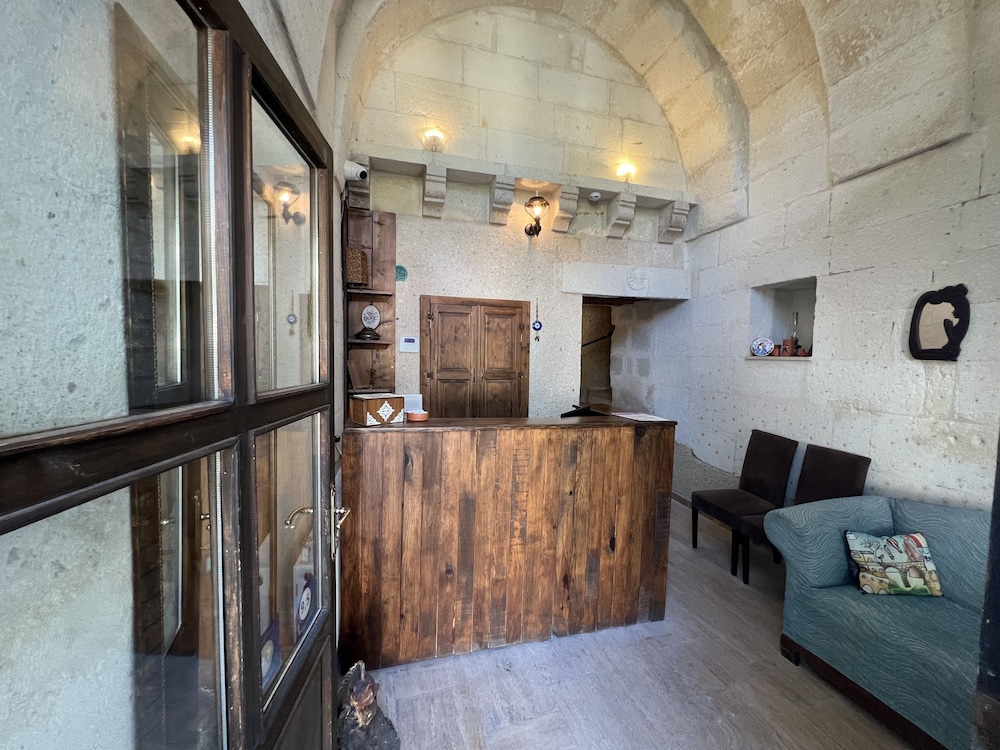 el puente cave hotel